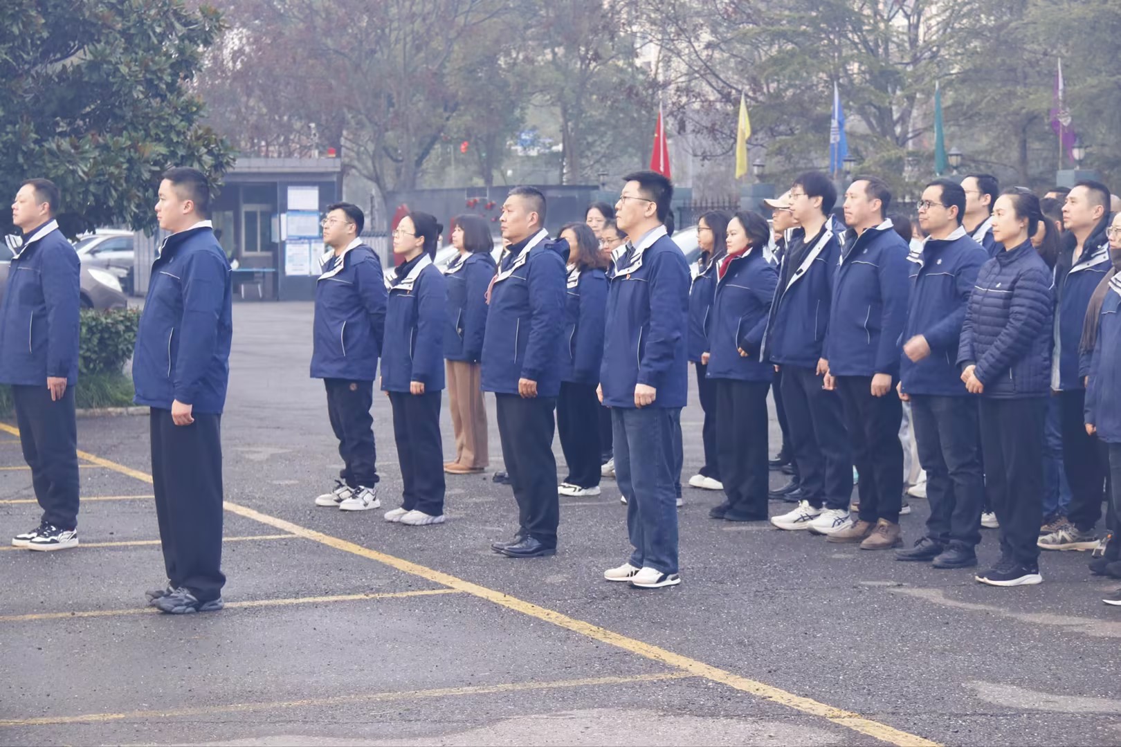 晨光映旗起新篇，凝新奮進(jìn)新征程